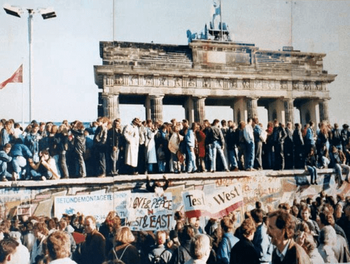 Allemands de l'Ouest et de l'Est à la porte de Brandebourg en 1989.